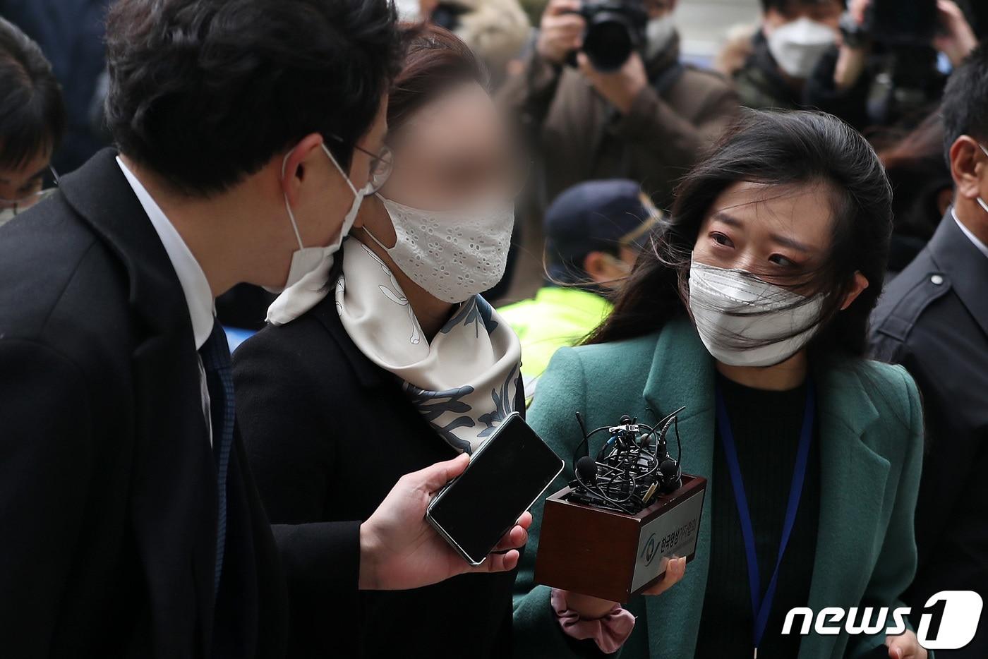 본문 이미지 - 사모펀드 및 자녀 입시비리' 등의 혐의를 받는 정경심 동양대학교 교수가 23일 오후 서울 서초구 서울중앙지방법원에서 열린 자본시장과 금융투자업에 관한 법률위반 등 관련 1심 선고공판에 출석하고 있다. 정 교수는 이날 1심 공판에서 징역 4년에 법정 구속, 벌금 5억원을 선고받았다. 2020.12.23/뉴스1 ⓒ News1 이동해 기자