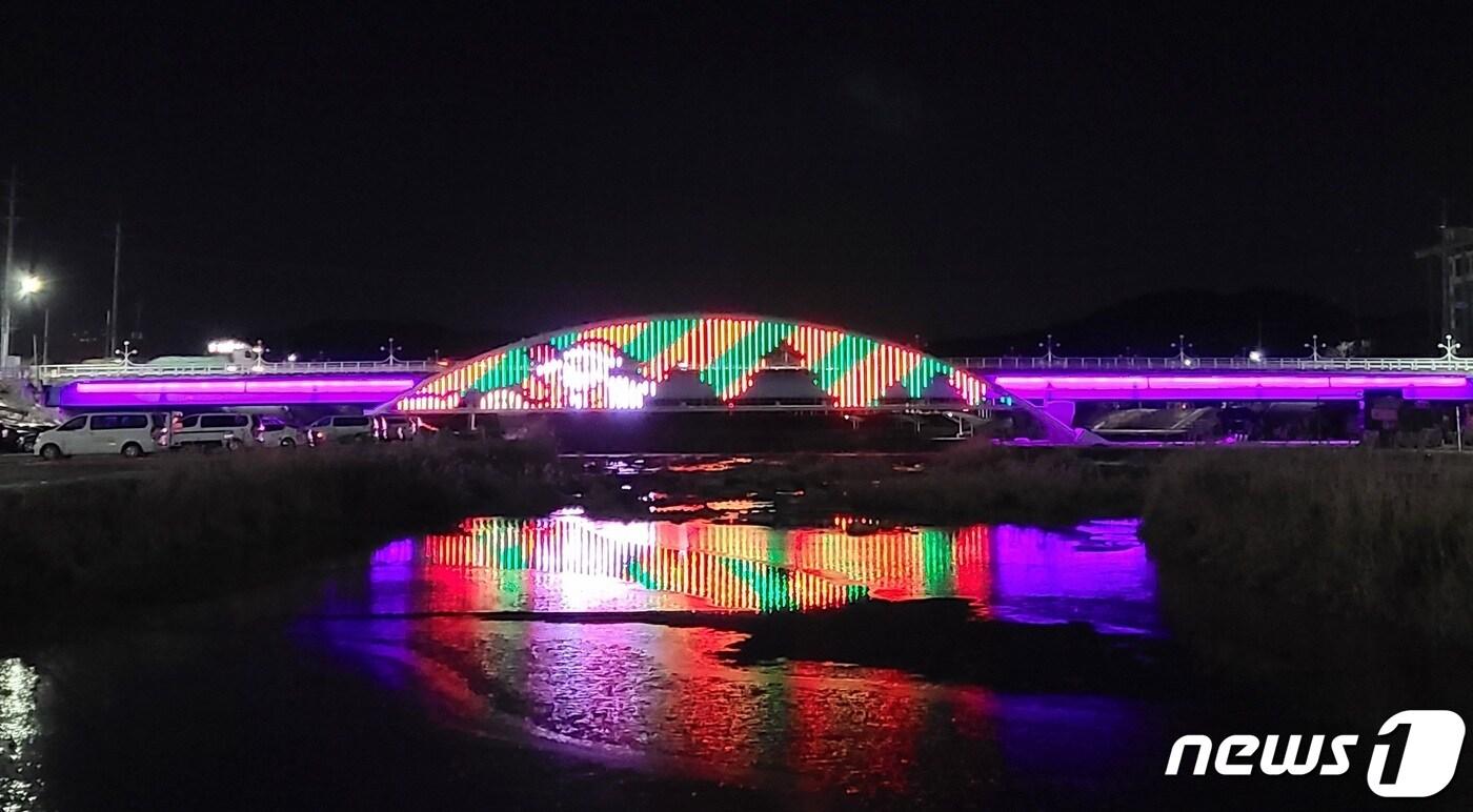 본문 이미지 - 진천교에 설치한 미디어파사트.(진천군 제공)ⓒ 뉴스1