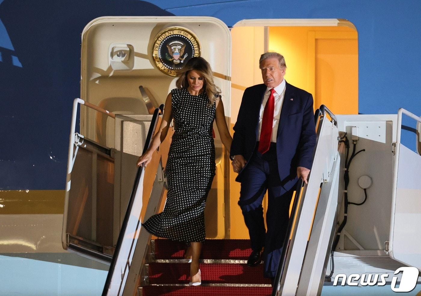 본문 이미지 - 도널드 트럼프 미국 대통령과 부인 멜라니아 여사가 23일(현지시간) 플로리다주 마러라고 리조트에서 크리스마스 휴가를 보내기 위해 웨스트 팜비치에 있는 팜비치 국제공항에서 전용기를 내리고 있다. ⓒ AFP=뉴스1 ⓒ News1 우동명 기자