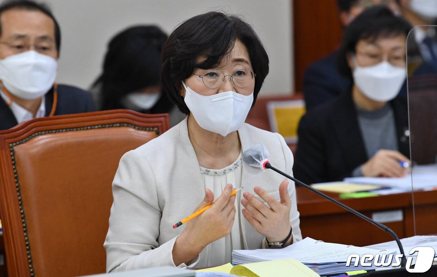 본문 이미지 - 정영애 여성가족부 장관 후보자가 24일 오전 서울 여의도 국회에서 열린 여성가족위원회 인사청문회에서 질의응답을 하고 있다. 2020.12.24/뉴스1 ⓒ News1 성동훈 기자