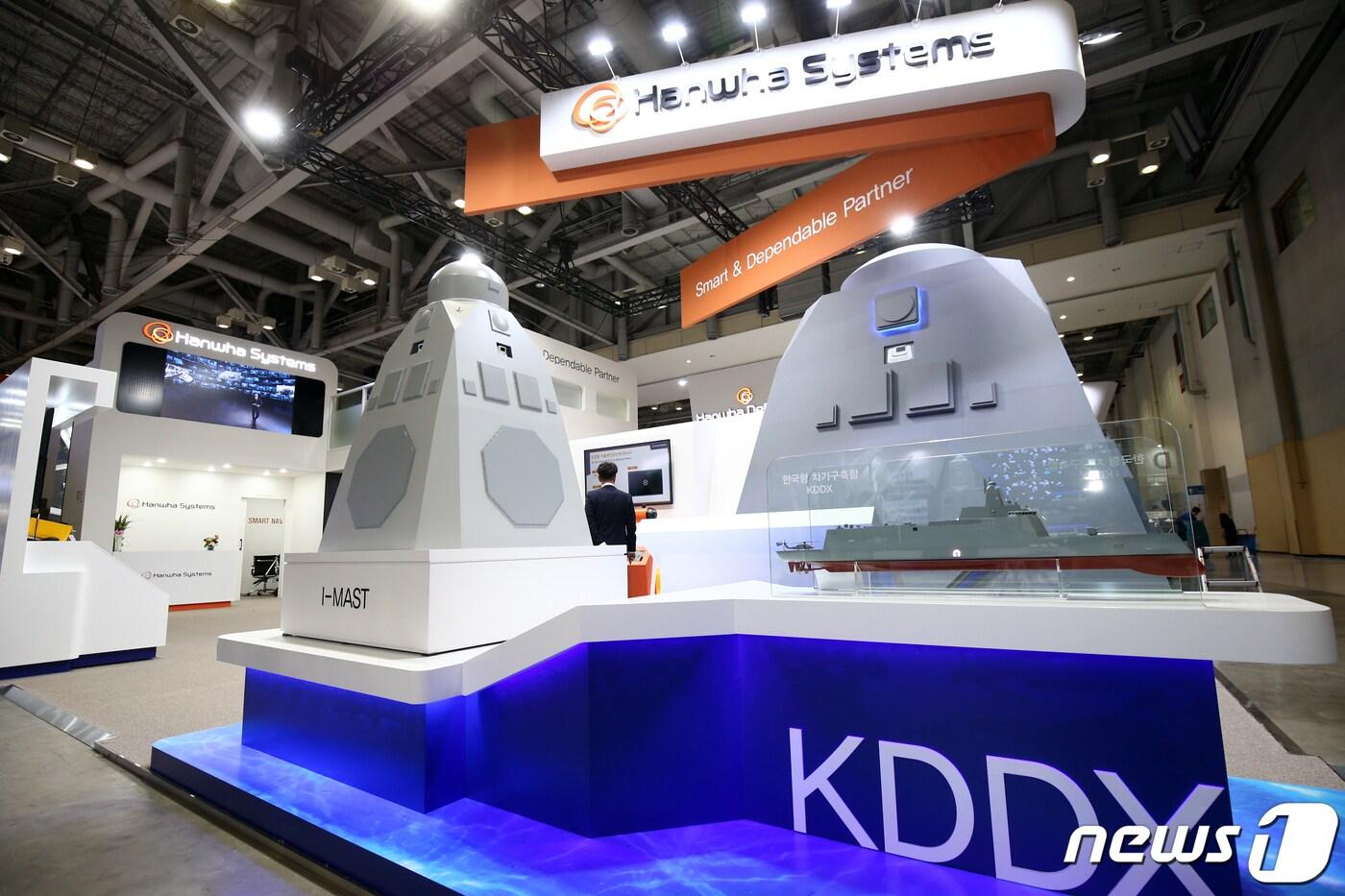 한화시스템은 국방과학연구소와 약 5400억원 규모의 한국형 차기구축함(KDDX)의 '전투체계(CMS) 및 다기능레이다(MFR) 개발' 사업계약을 최종 체결했다고 24일 밝혔다. 이번 계약을 시작으로 2029년까지 KDDX의 핵심장비인 전투체계와 다기능레이다를 본격 개발해 향후 총 6대의 KDDX에 탑재하게 된다. 사진은 한화시스템이 개발한 ‘차기 호위함 배치-Ⅱ’ 전투체계 시험공정 진행 모습. (한화시스템 제공) 2020.12.24/뉴스1