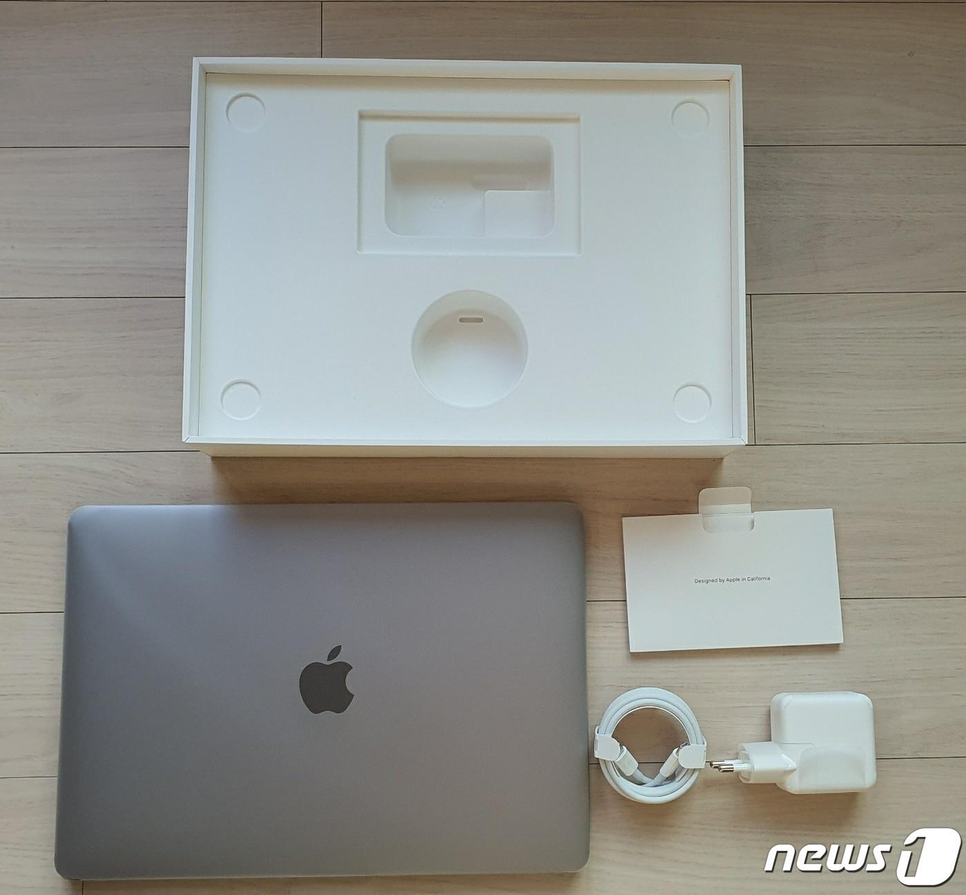 본문 이미지 - 8GB 메모리, 512GB SSD를 탑재한 맥북에어 M1 2020.12.24./뉴스1 ⓒ News1 김정현 기자