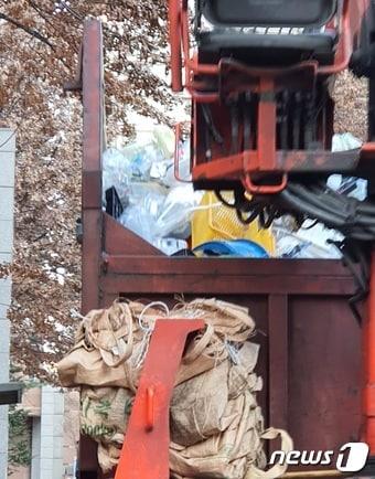 본문 이미지 - 투명 페트병 분리배출제가 의무화된 25일 오전 투명 페트병이 유색 플라스틱과 구분없이 수거되는 모습. ⓒ뉴스1
