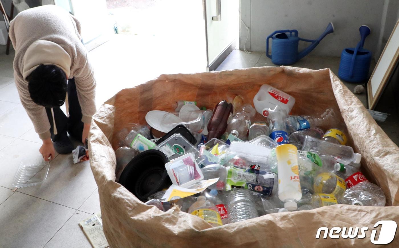 경기도 남양주시 한 아파트단지 분리수거장에서 투명색 페트병과 유색 플라스틱 재활용품들이 섞여서 배출되고 있다. 이날 부터 300가구 이상 또는 엘리베이터가 설치됐거나 공동난방을 하는 150~299가구 규모 단지는 ‘투명 페트&#40;PET&#41;병 별도 분리 배출제’가 의무화된다. 2020.12.25/뉴스1 ⓒ News1 김명섭 기자