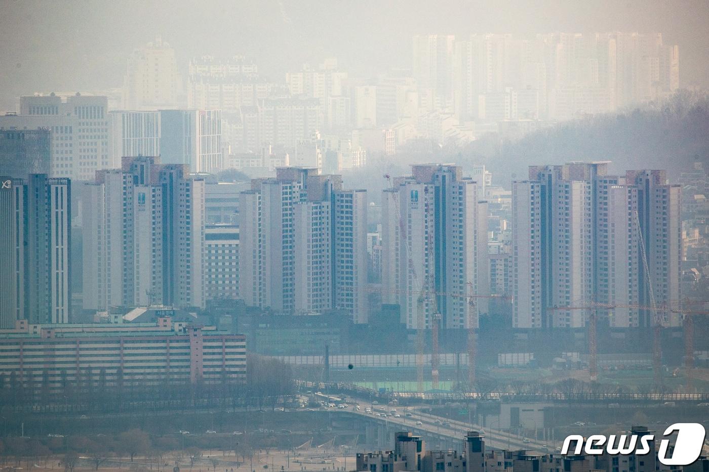본문 이미지 - 27일 서울 서초구 아파트단지 모습. 2020.12.27/뉴스1 ⓒ News1 유승관 기자