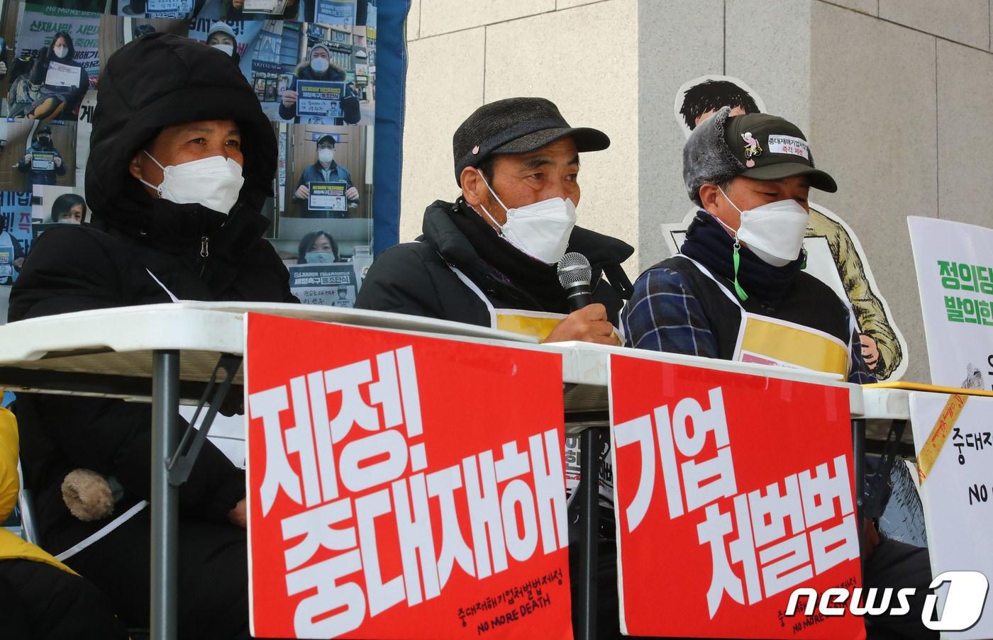 본문 이미지 - 고 이한빛 PD 부친 이용관씨가 27일 오후 국회 본관 앞에서 열린 단식 17일차 중대재해기업처벌법 연내 입법 촉구 입장 발표 기자회견에서 발언하고 있다. 왼쪽부터 고 김용균씨 모친 김미숙 김용균재단 이사장, 고 이한빛 PD 부친 이용관씨, 이상진 민주노총 부위원장. 2020.12.27/뉴스1 ⓒ News1 박세연 기자