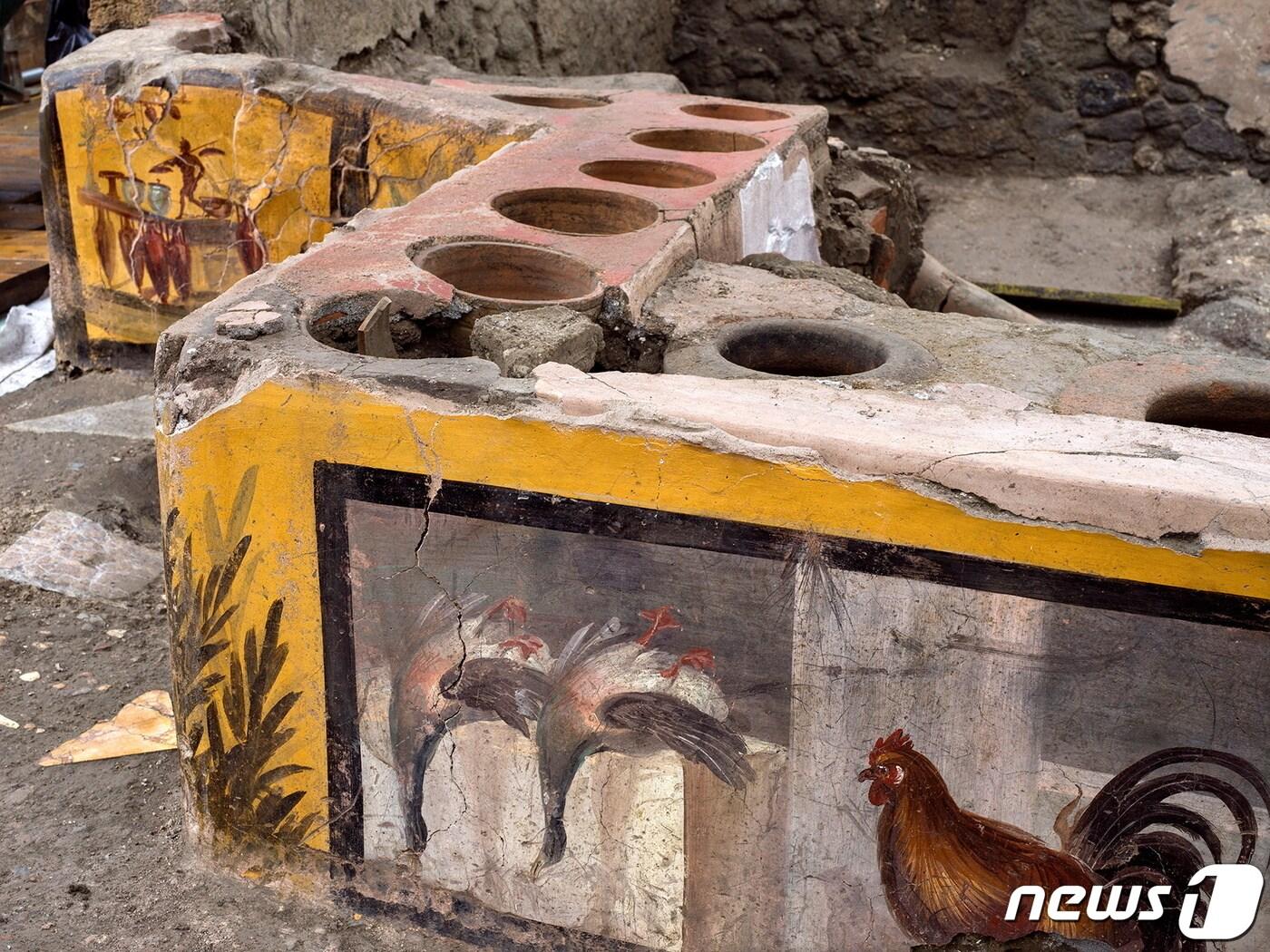 본문 이미지 - 고대 로마 도시 폼페이 유적에서 26일(현지시간) 간이 식당이 발굴됐다 ⓒ 로이터=뉴스1