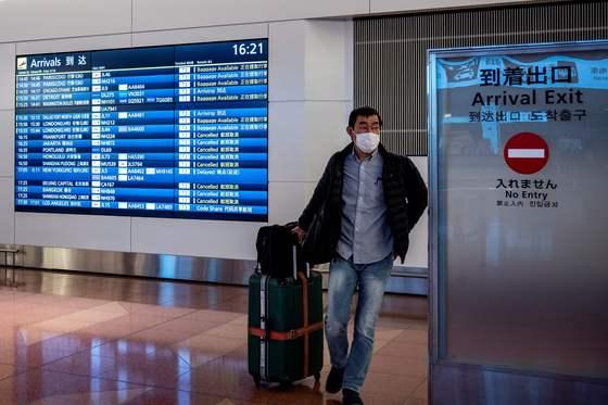 본문 이미지 - 지난 27일 일본 도쿄 하네다 국제공항을 통해 입국하고 있는 모습. 일본정부는 코노라19 변이 바이러스 차단을 위해 28일부터 오는 1월말까지 일본 거주 외국인의 재입국을 제외한 신규 외국인의 일본 입국을 전면 차단했다. ⓒ AFP=뉴스1