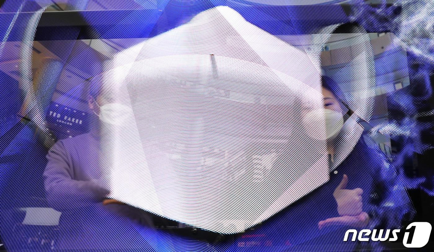 &#39;WingTV&#39; 날개에 부착된 LED 바가 고속으로 회전해 만들어내는 고해상도 3D 마스크. 2020.12.28/뉴스1 ⓒ News1 박지혜 기자