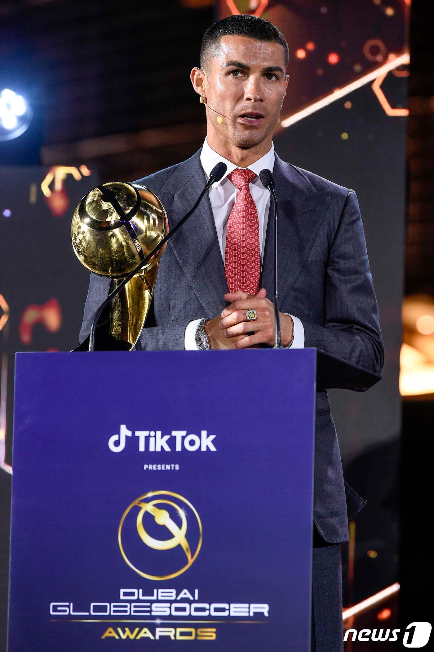 본문 이미지 - 호날두가 라이벌 메시를 제치고 글로브 사커 어워즈 '21세기 최고의 선수상'을 받았다.  ⓒ AFP=뉴스1