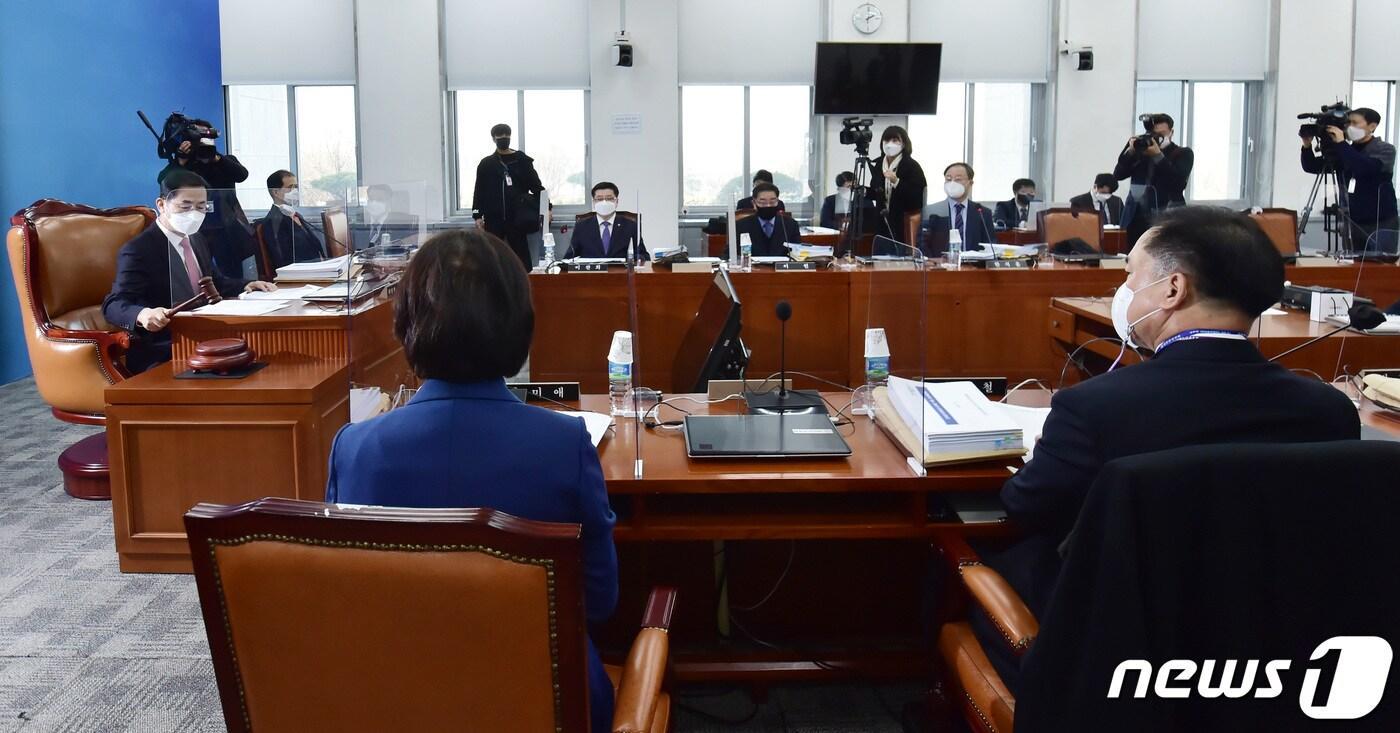 본문 이미지 - 조재연 공수처장추천위원장이 28일 서울 여의도 국회에서 열린 고위공직자범죄수사처(공수처)장 후보추천위원회 6차 회의를 주재하고 있다. 2020.12.28/뉴스1 ⓒ News1 박세연 기자