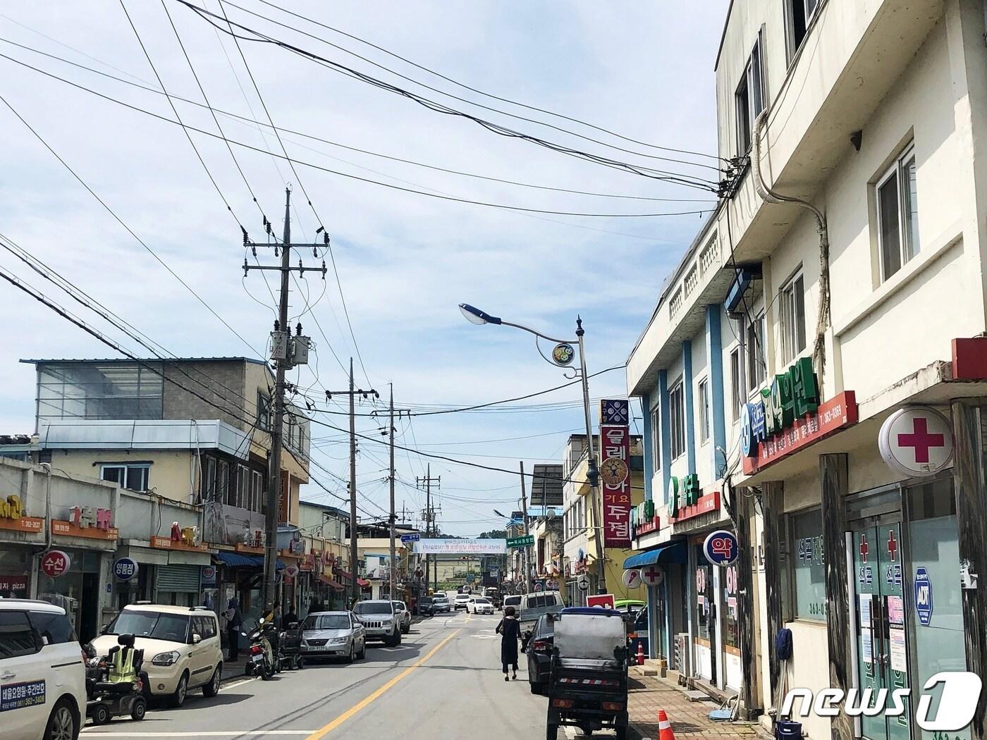 본문 이미지 - '흙돼지 숯불구이'로 유명한 곡성군 석곡면 일대가 전선지중화사업 최종 대상지로 확정됐다.(곡성군 제공)2020.12.28/ⓒ 뉴스1