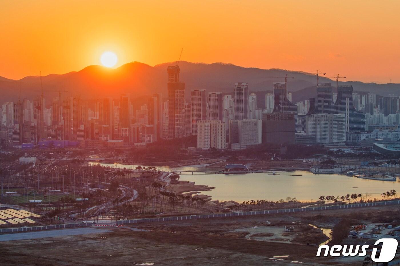 세종시 국회 예정 부지와 도심 뒤로 2020년 경자년(庚子年)의 태양이 저물어가고 있다. 2020.12.29/뉴스1 ⓒ News1 장수영 기자