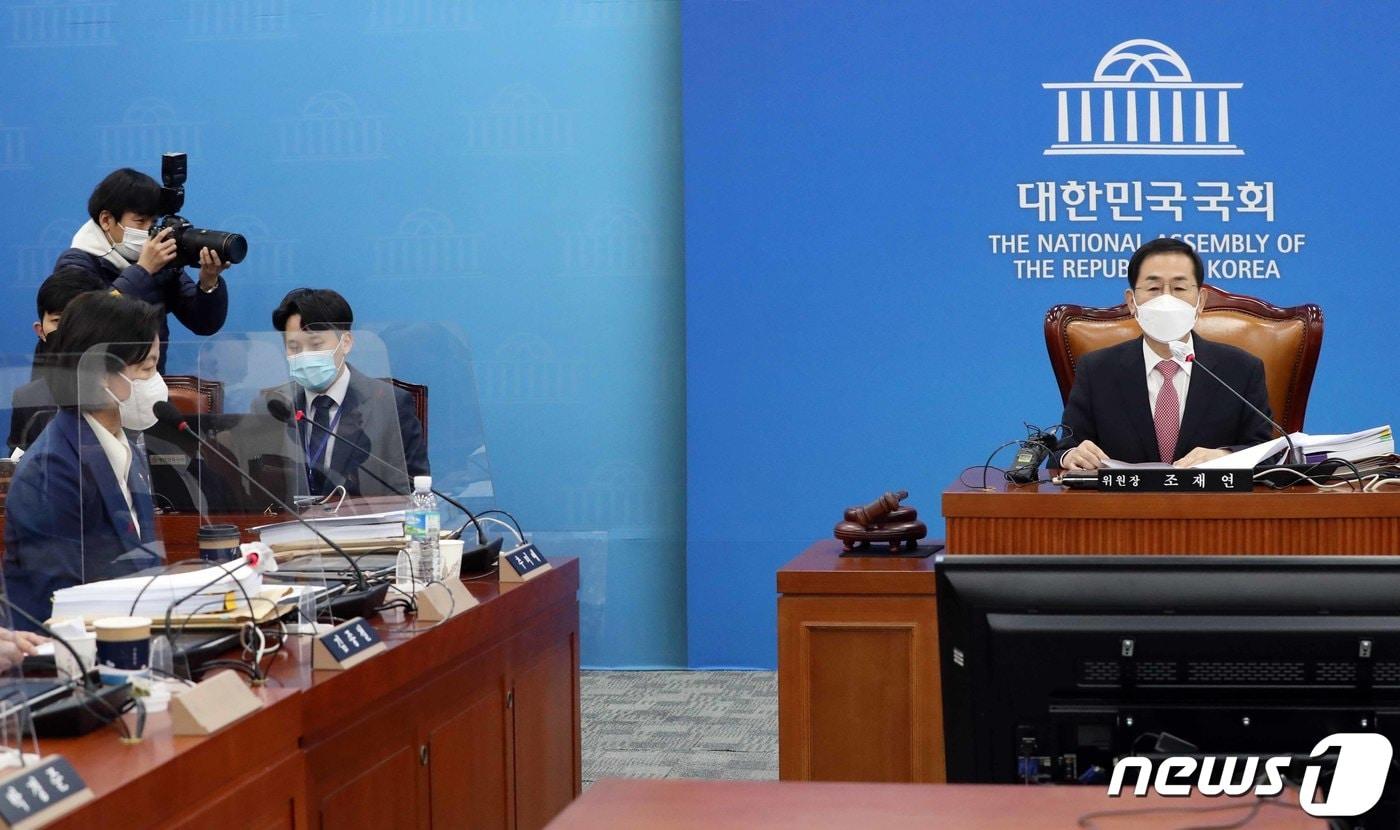 본문 이미지 - 조재연 위원장이 28일 오후 서울 여의도 국회에서 열린 고위공직자범죄수사처(공수처)장 후보추천위원회 6차 회의에서 후보자 2인을 발표하고 있다. 추천위는 이날 회의에서 김진욱 헌법재판소 선임연구관과 이건리 국민권익위원회 부위원장을 최종 후보 2인으로 추천했다. 문재인 대통령은 두 사람 중 한 명을 공수처장 후보로 최종 지명하며 해당 후보는 국회 인사청문회를 거쳐 초대 공수처장직에 오른다. 2020.12.28/뉴스1 ⓒ News1 신웅수 기자