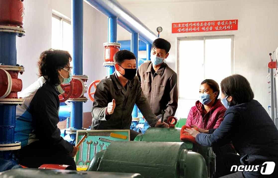 본문 이미지 - (평양 노동신문=뉴스1) = 북한 평양시 서성구역상하수도관리소에서 근무하는 노동자들의 모습. [국내에서만 사용가능. 재배포 금지. DB 금지. For Use Only in the Republic of Korea. Redistribution Prohibited] rodongphoto@news1.kr