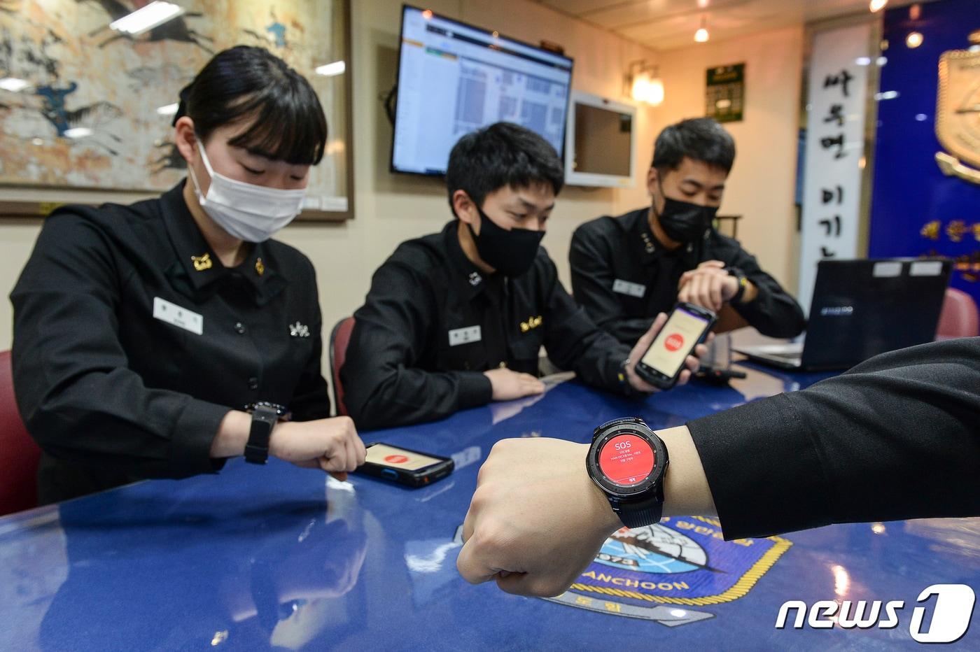 해군 1함대 양만춘함 승조원들이 사관실에서 도입된 스마트워치·단말기를 이용해 전투배치 상황을 확인하고 있다. 지급된 스마트워치와 단말기는 상용품이 아닌 군용으로 특별 제작됐다. 2020.12.29/뉴스1