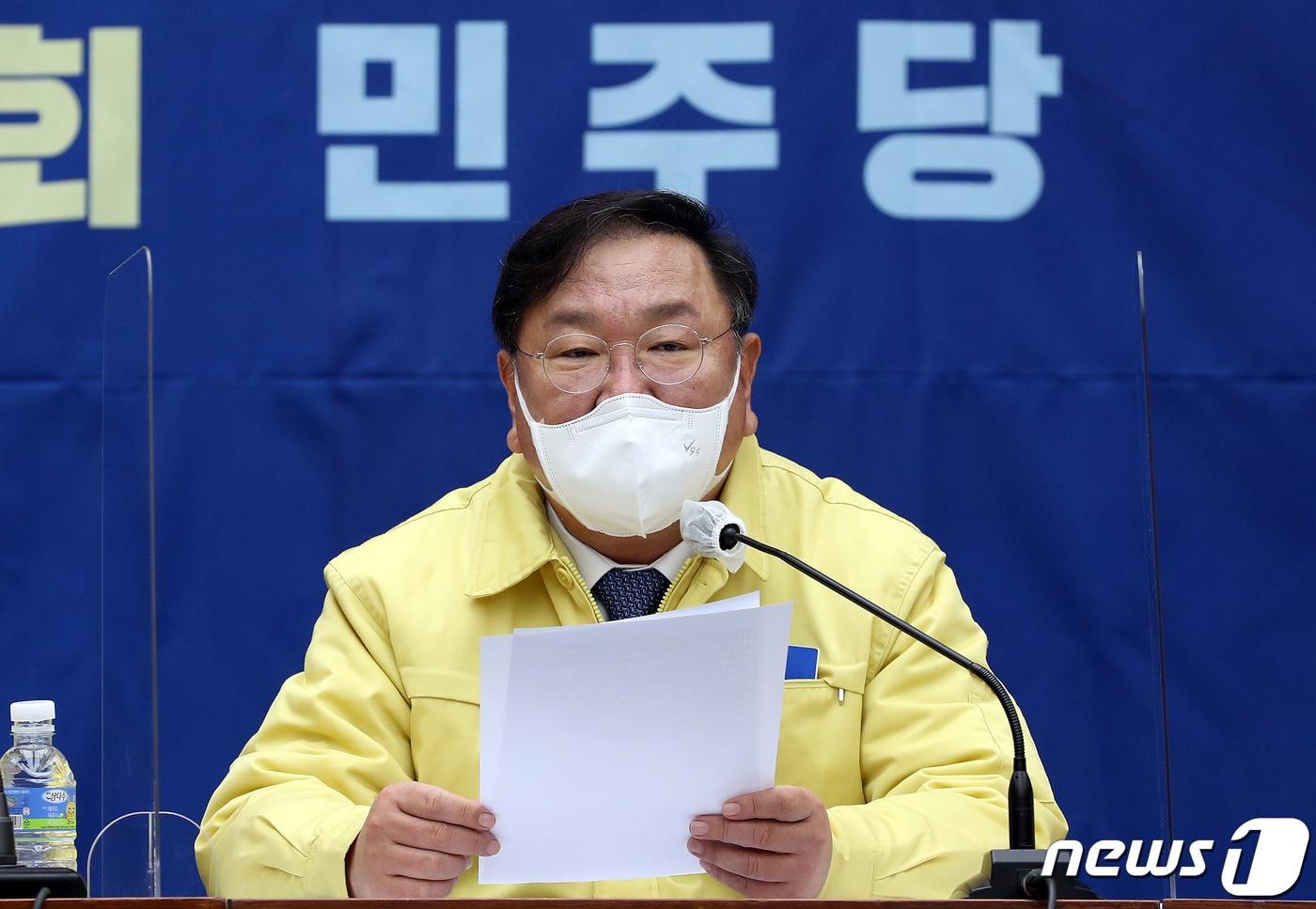 본문 이미지 - 김태년 더불어민주당 원내대표가 29일 오전 서울 여의도 국회에서 열린 원내대책회의에서 모두발언을 하고 있다. 2020.12.29/뉴스1 ⓒ News1 박세연 기자