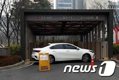 본문 이미지 - 지난해 12월28일 경기 양주시 옥정신도시의 한 아파트 지하주차장 입구를 승용차로 가로막은 40대 남성이 벌금 150만원을 선고받았다. (사진=독자제공) ⓒ 뉴스1