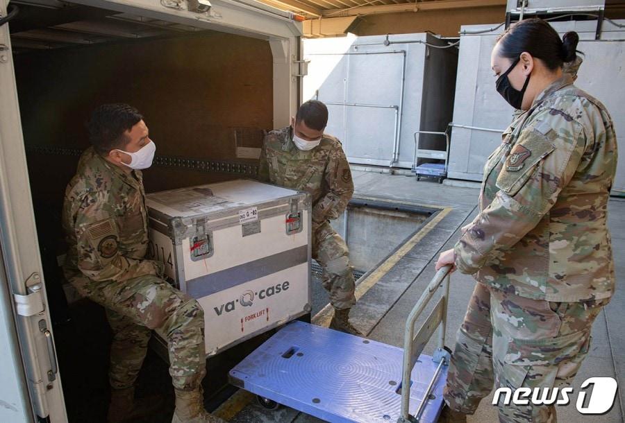 본문 이미지 - 지난 26일 주일미군 요코타 공군기지에 장병들에게 접종할 코로나19 백신이 도착하고 있다. (미 공군) ⓒ 뉴스1