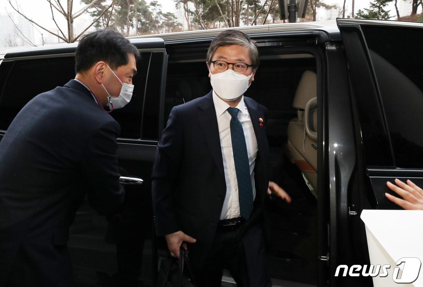본문 이미지 - 변창흠 국토교통부 장관이 29일 정부세종청사 국토교통부에서 취임식을 갖기 위해 차량에서 내려 청사로 이동하고 있다. 2020.12.29/뉴스1 ⓒ News1 장수영 기자