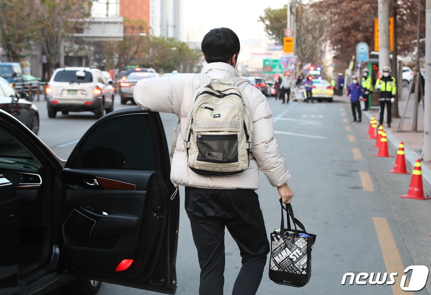 본문 이미지 - 2021학년도 대학수학능력시험일인 3일 오전 대구 동구 청구고등학교 앞에서 수험생이 차에서 내려 시험장으로 들어가고 있다. 2020.12.3/뉴스1 ⓒ News1 공정식 기자