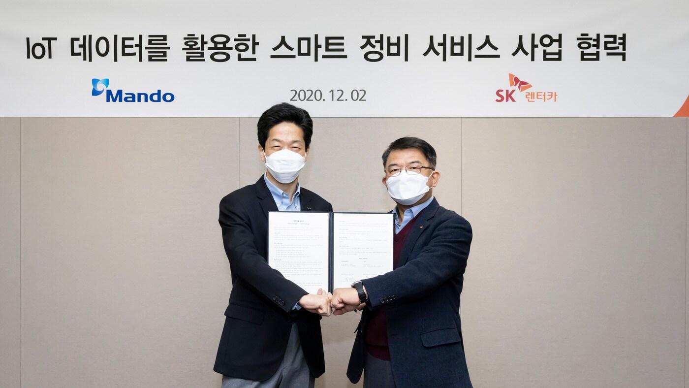 오창훈 만도 WG Campus 부사장(왼쪽)과 김현수 SK렌터카 경영기획실장(오른쪽)이 지난 2일 판교 만도 글로벌 R&D 센터에서 ‘MOU’ 체결 후 기념 촬영을 하고 있다.(양사 제공)ⓒ 뉴스1