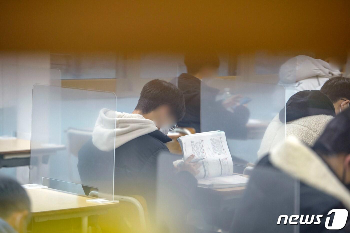본문 이미지 - 2021학년도 대학수학능력 시험일인 3일 오전 광주 서구 26지구 제11시험장인 광덕고등학교에서 수험생들이 요약집을 보고 있다. 2020.12.3/뉴스1 ⓒ News1 사진공동취재단