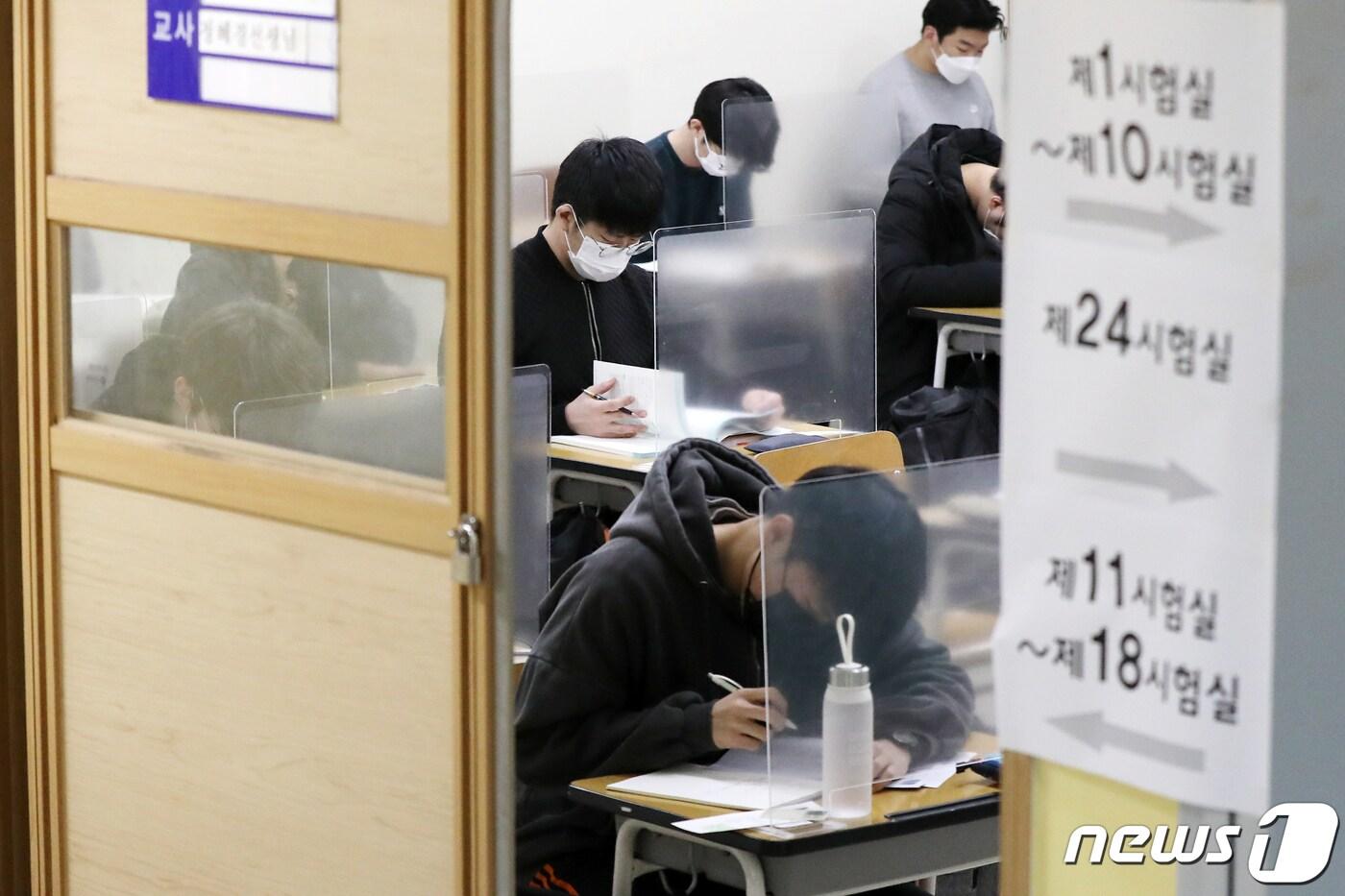 본문 이미지 - 2021학년도 대학수학능력시험이 실시된 지난 3일 서울 한 고등학교에서 수험생들이 시험 준비를 하고 있다. 2020.12.3/뉴스1 ⓒ News1 민경석 기자