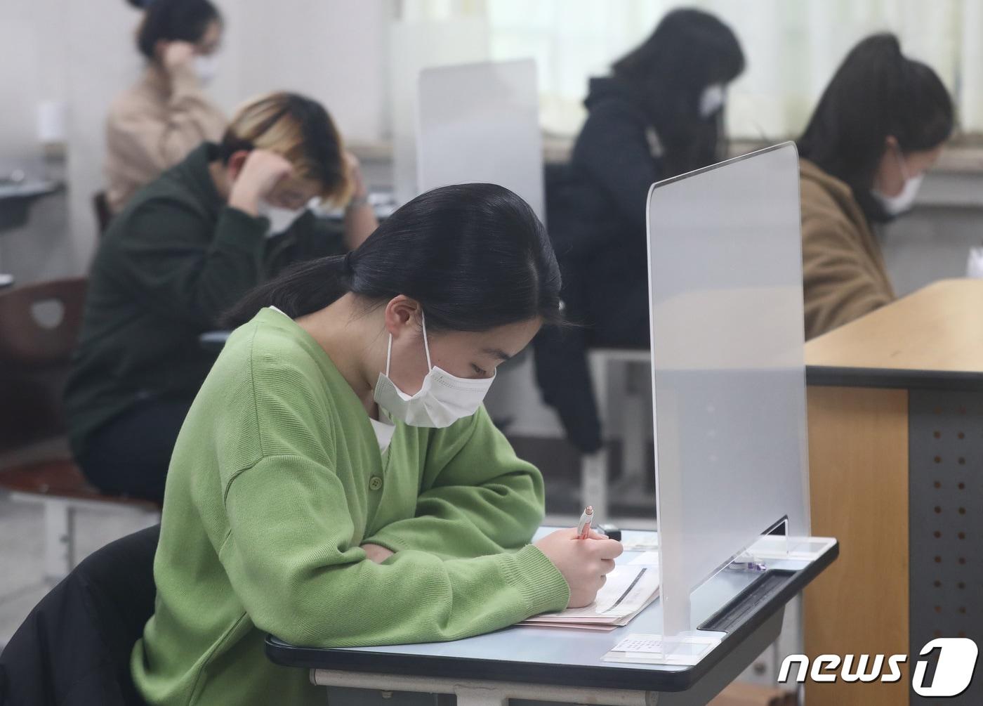 본문 이미지 - 2021학년도 대학수학능력시험일인 2020년 12월3일 서울  한 고등학교에서 수험생들이 시험 준비를 하고 있다. 2020.12.3/뉴스1 ⓒ News1 사진공동취재단