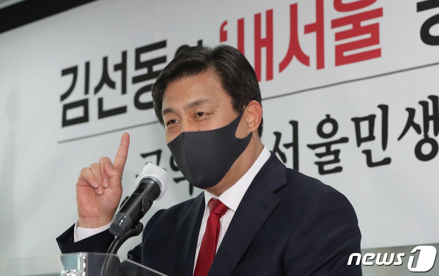 본문 이미지 - 서울시장 보궐선거 출마를 선언한 김선동 전 국민의힘 의원이 3일 오후 서울 여의도 국민의힘 당사에서 공약 발표 기자회견을 하고 있다. 2020.12.3/뉴스1 ⓒ News1 신웅수 기자