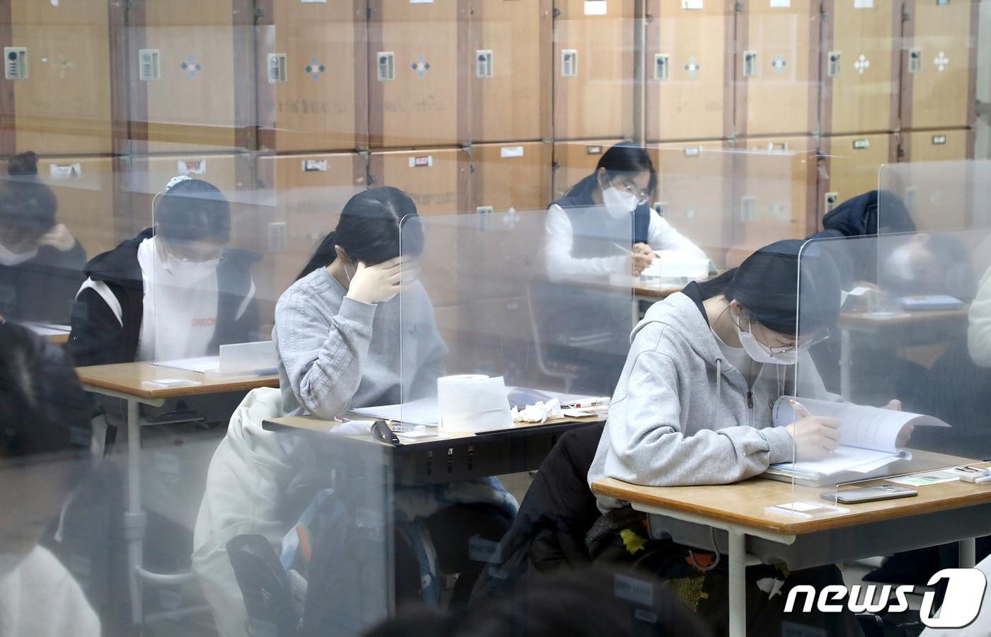 본문 이미지 - 2021학년도 대학수학능력시험이 실시된 3일 오전 대전교육청 제27지구 제13시험장이 마련된 괴정고등학교에서 수험생들이 시험 시작을 기다리고 있다. (대전교육청 제공) 2020.12.3/뉴스1 ⓒ News1 김기태 기자