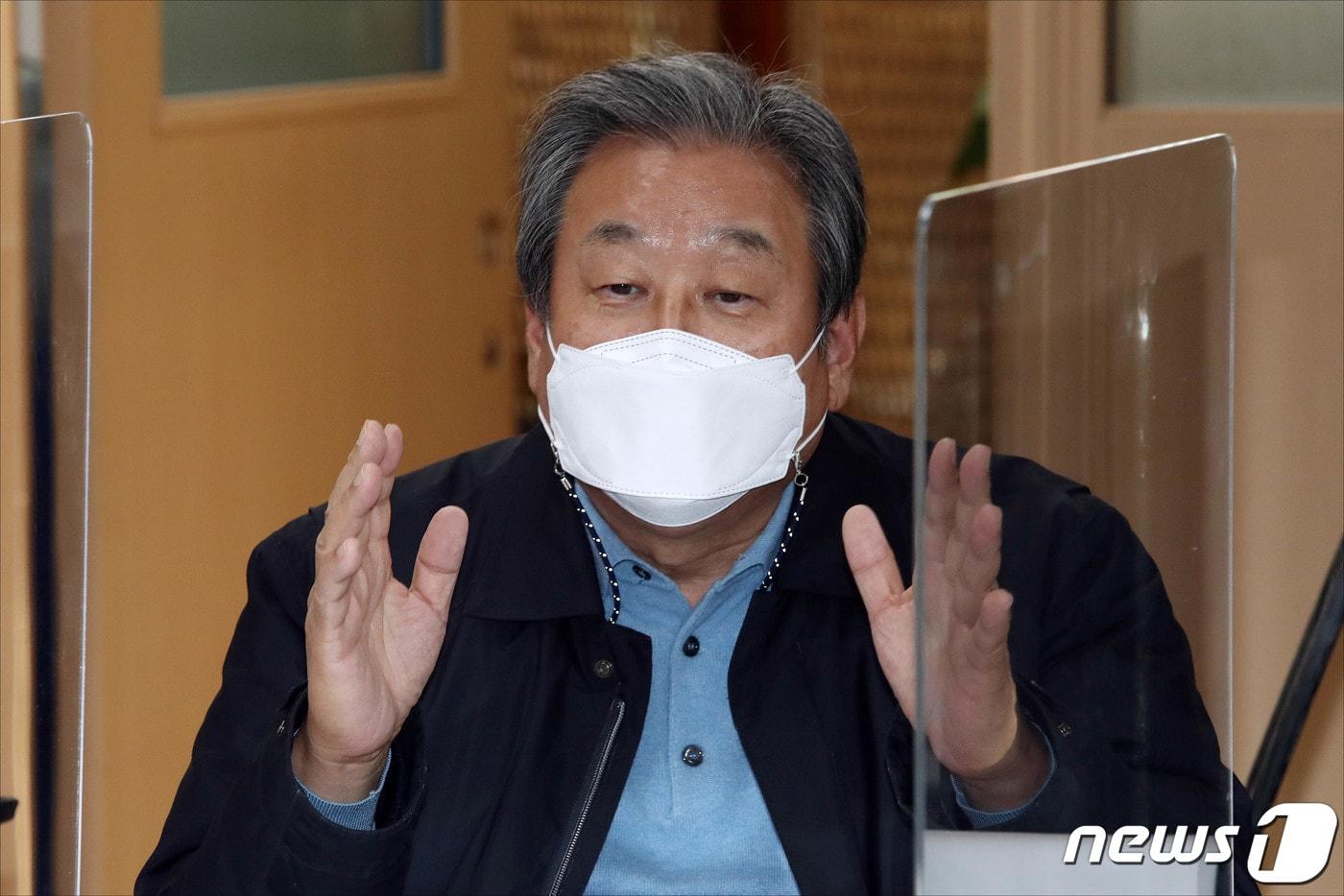 김무성 마포포럼 공동대표가 3일 오후 서울 마포구 마포현대빌딩에서 열린 '더 좋은 세상으로(마포포럼)' 정례 세미나에서 인사말을 하고 있다. 2020.12.3/뉴스1 ⓒ News1 국회사진취재단