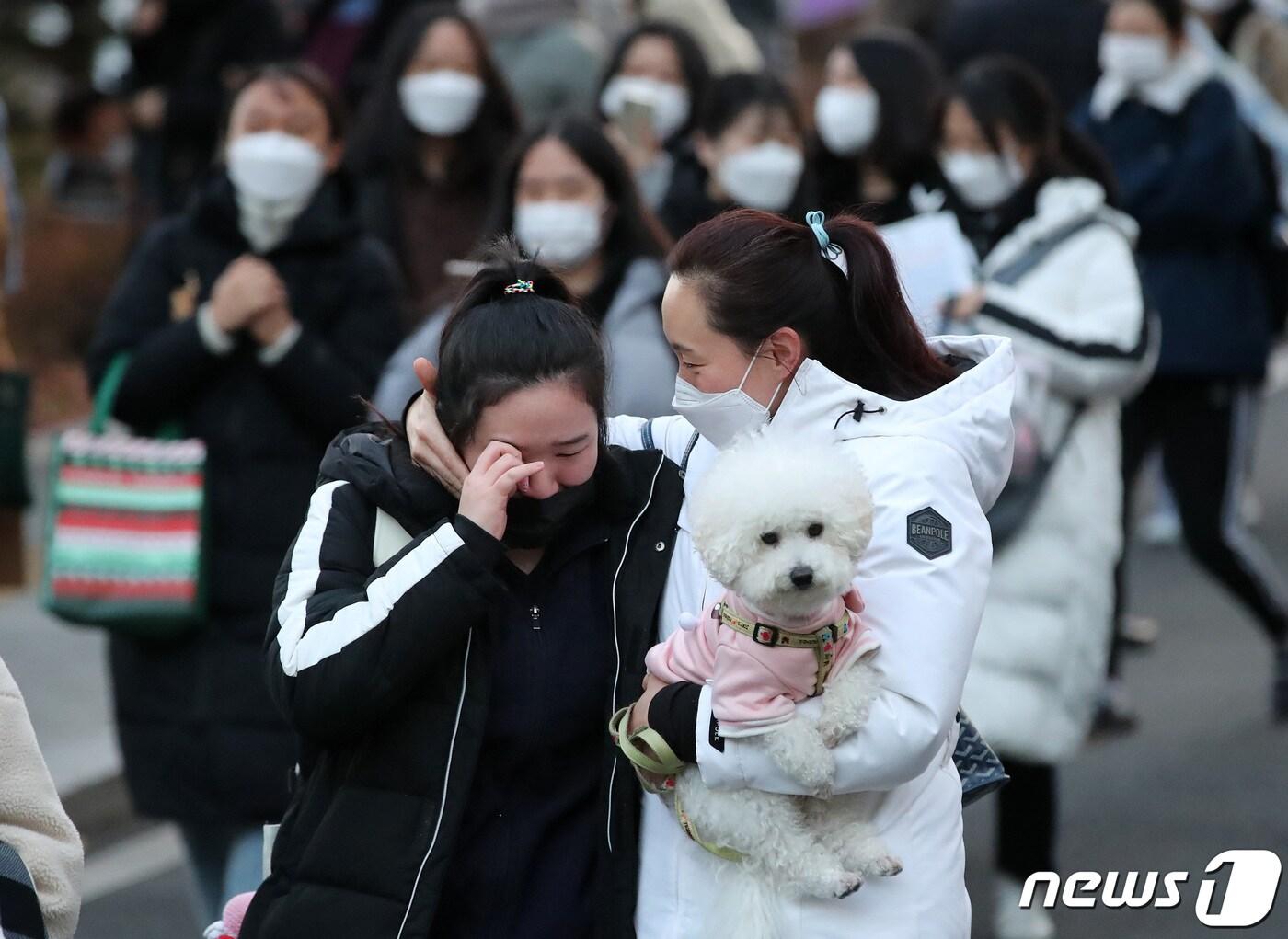 본문 이미지 - 3일 대구혜화여자고등학교에서 대학수학능력시험을 마친 수험생들이 밖으로 나오자 기다리던 학부모가 자녀를 위로하고 있다. 2020.12.3/뉴스1 ⓒ News1 공정식 기자