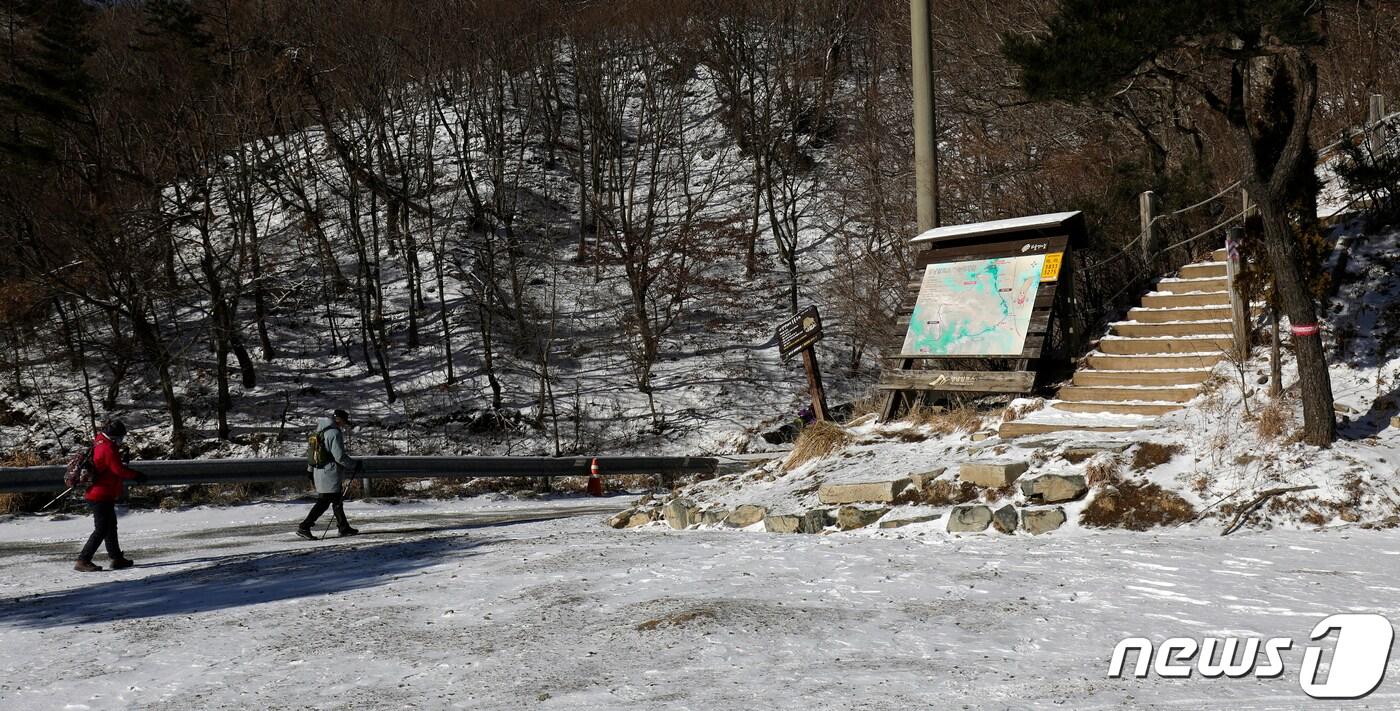 본문 이미지 - 울산 울주군 상북면 능동산을 찾은 등산객들이 지난 밤사이 소복이 쌓인 눈을 밟으며 겨울 산행을 즐기고 있다. 2020.12.30/뉴스1 ⓒ News1 윤일지 기자