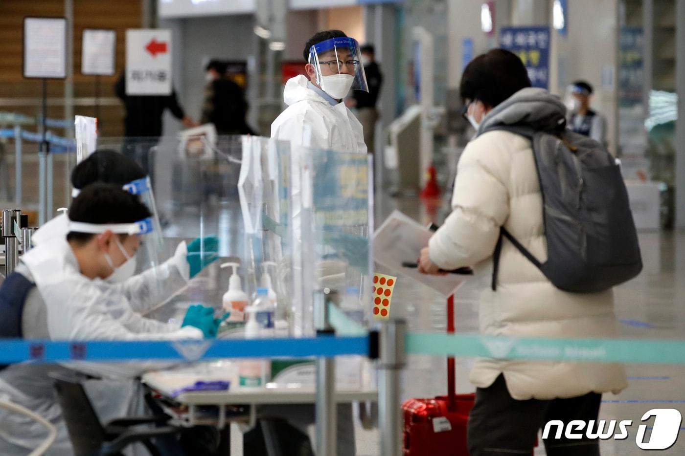 본문 이미지 - 지난해 12월30일 오후 인천국제공항 입국장에서 해외발 입국자들이 방역 당국의 안내를 받고 있다. ⓒ News1  