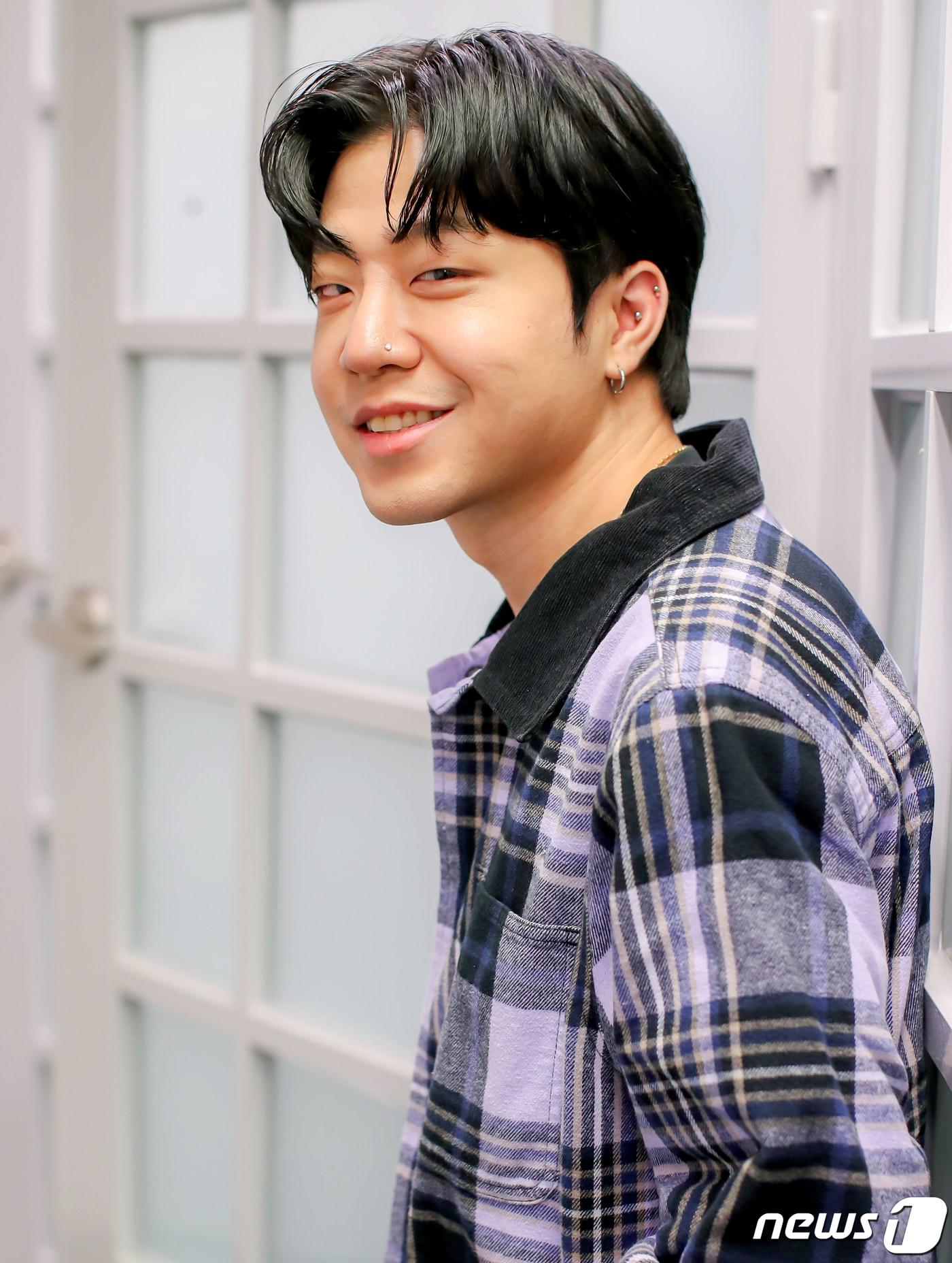 본문 이미지 - 엠넷 ‘쇼미더머니9’ 우승 래퍼 릴보이가 서울 종로구 뉴스1 사옥에서 진행된 인터뷰에 앞서 포즈를 취하고 있다.  ⓒ News1 김진환 기자