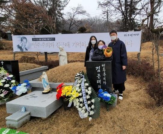 본문 이미지 - 인재근 더불어민주당 의원이 부군 고(故) 김근태 전 의원 9주기인 30일, 아들 딸과 함께 모란공원을 찾아 고인을 기렸다. (페이스북 갈무리) ⓒ 뉴스1