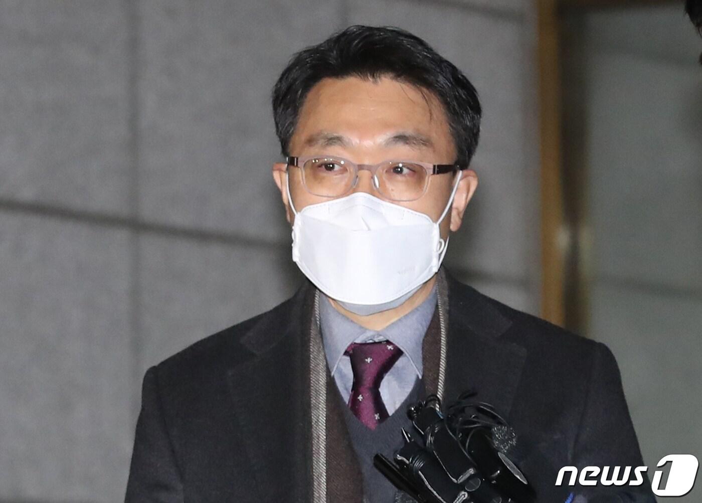 본문 이미지 - 초대 고위공직자범죄수사처(공수처) 처장에 지명된 김진욱 헌법재판소 선임연구관이 30일 오후 서울 종로구 헌법재판소에서 퇴근하며 취재진의 질문을 받고 있다. 2020.12.30/뉴스1 ⓒ News1 송원영 기자