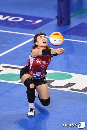본문 이미지 - 30일 경기 화성실내체육관에서 열린 '도드람 2020-2021 V리그 기업은행과 GS칼텍스 경기'에서 기업은행 김하경이 수비를 하고 있다. (기업은행 배구단 제공) 2020.12.30/뉴스1 