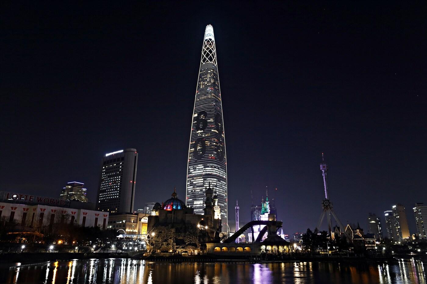 본문 이미지 - 롯데월드타워가 2021년을 맞이해 외벽 미디어 파사드로 60초 카운트다운을 진행한다 ⓒ 뉴스1