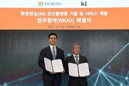 본문 이미지 - 호반건설 김대헌 기획담당 사장(왼쪽)과 KT융합기술원 홍경표 원장이 지난 11월 확장현실 공간플랫폼 기술 및 서비스 사업화 MOU를 체결했다. ⓒ 뉴스1