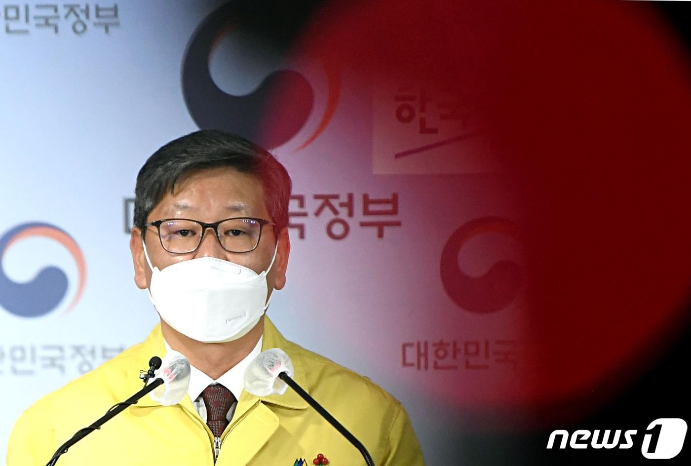 본문 이미지 - 이용구 법무부 차관이 31일 서울 종로구 정부서울청사에서 교정시설 신종 코로나바이러스 감염증(코로나19) 관련 현황과 대책 브리핑을 하고 있다. 2020.12.31/뉴스1 ⓒ News1 김명섭 기자