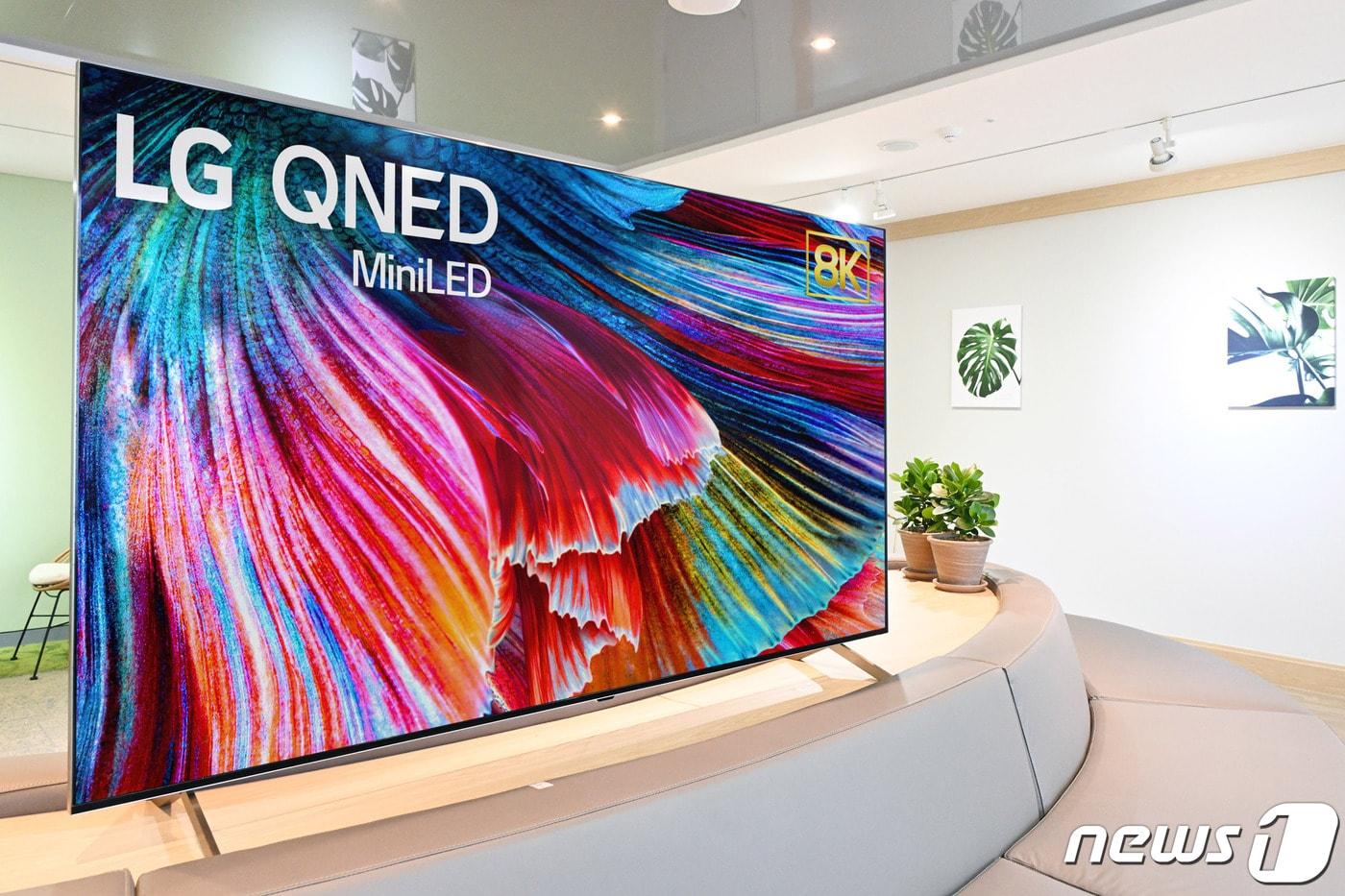 LG전자가 2020년 12월 처음 공개한 미니 LED TV 'LG QNED' 시리즈(LG전자 제공)ⓒ 뉴스1