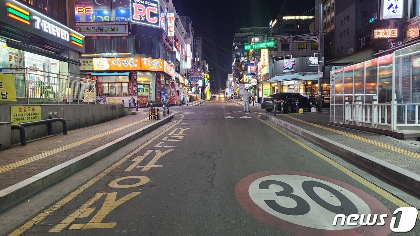 본문 이미지 - 31일 저녁 인적 끊긴 수원시 인계동 거리. ⓒ 뉴스1