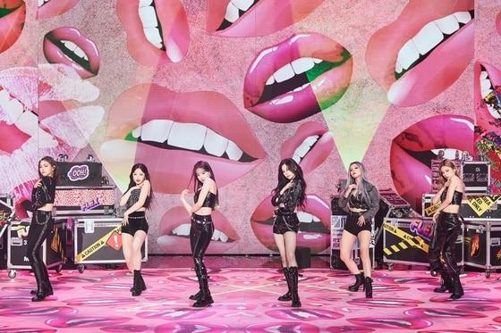 본문 이미지 - (여자)아이들 수진과 소연, 아이즈원 유리와 민주, ITZY 예지와 류진이 2020년 12월31일 오후 온라인 생중계로 진행된 '2020 MBC 가요대제전' 무대에서 열정적인 컬래버레이션 공연을 펼치고 있다. (MBC 제공) 2020.12.31/뉴스1 