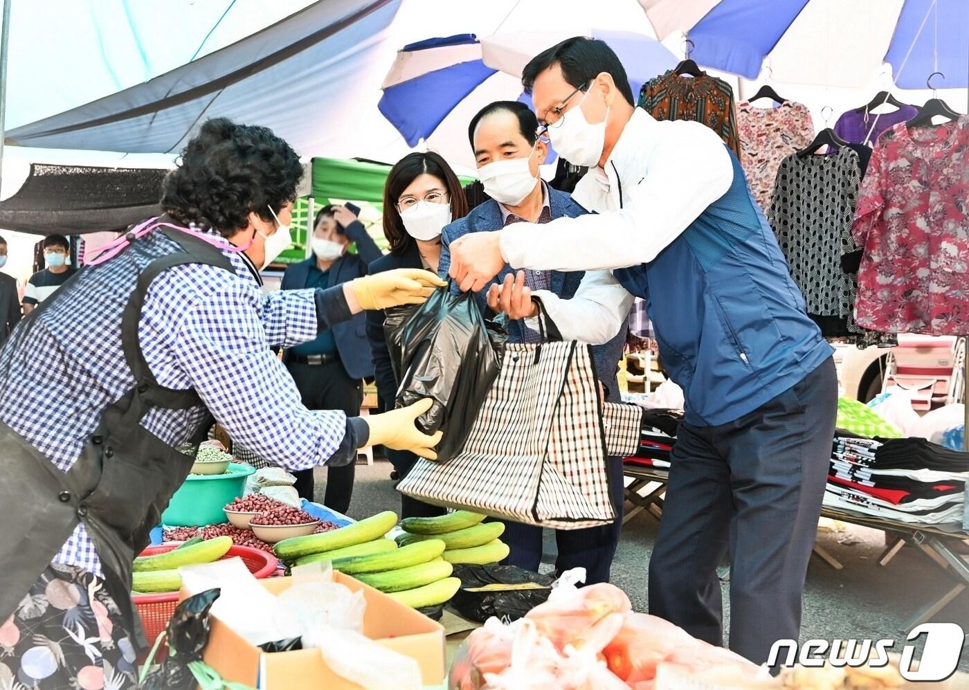 본문 이미지 - 27일 충북 음성군은 기업과 전통시장 맞춤형 협약으로 전통시장 활성화를 추진한다고 밝혔다. 조병옥 음성군수의 2020년 추석 전통시장 장보기 모습.(자료사진)/ⓒ 뉴스1