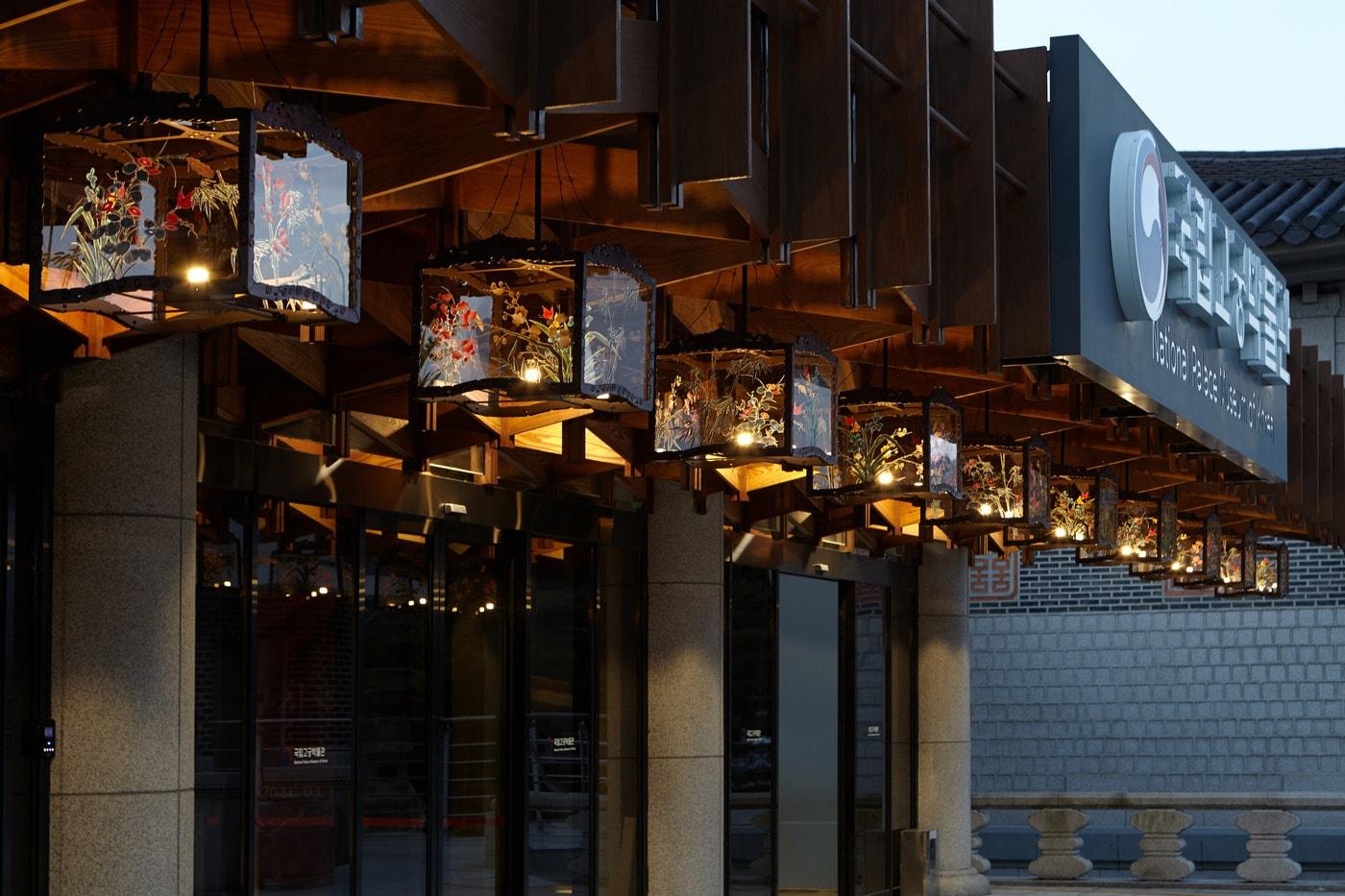 본문 이미지 - 국립고궁박물관 사각유리등 활용 야외등 제작 설치.(문화재청 제공)ⓒ 뉴스1