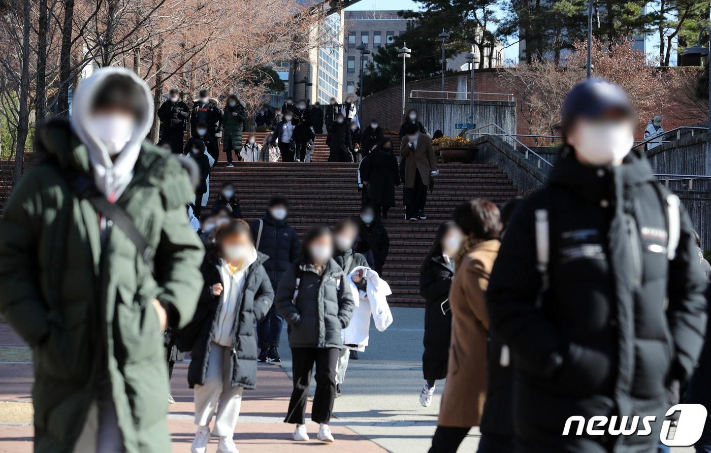 본문 이미지 - 4일 오전 서울 동작구 숭실대학교에서 열린 2021학년도 논술고사를 마친 수험생들이 고사장을 나서고 있다. 2020.12.4/뉴스1 ⓒ News1 이재명 기자