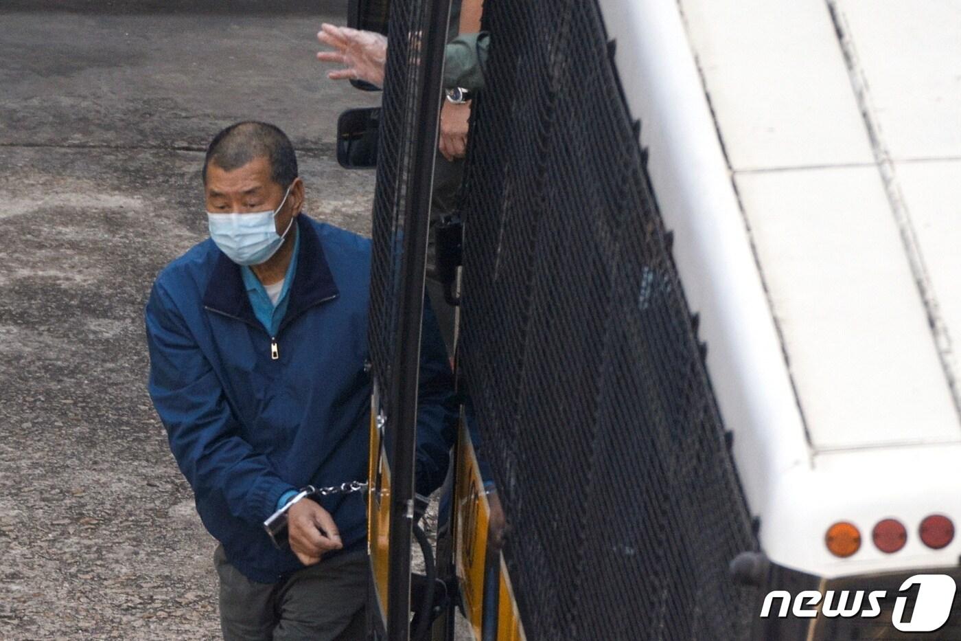 본문 이미지 - 구속된 홍콩 미디어재벌 지미 라이가 이송되는 모습. ⓒ 로이터=뉴스1