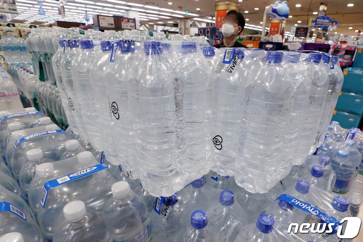 생수병 자료사진&#40;사진은 기사 내용과 무관함&#41; / 뉴스1 ⓒ News1